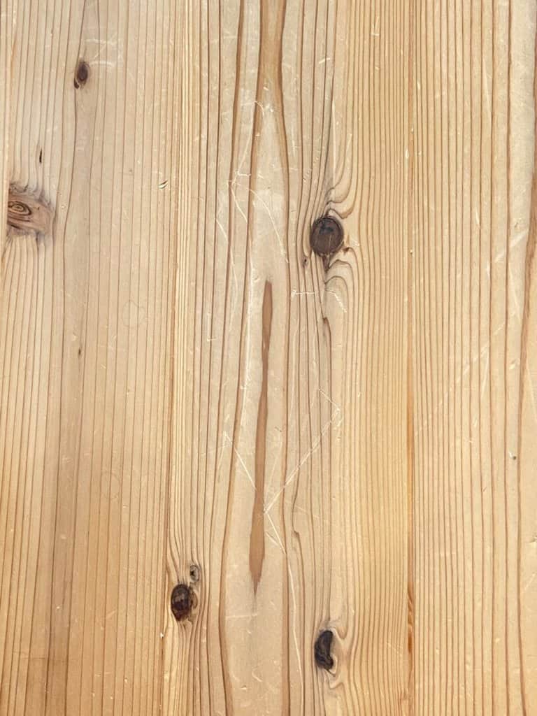 木製の床は傷つきやすい