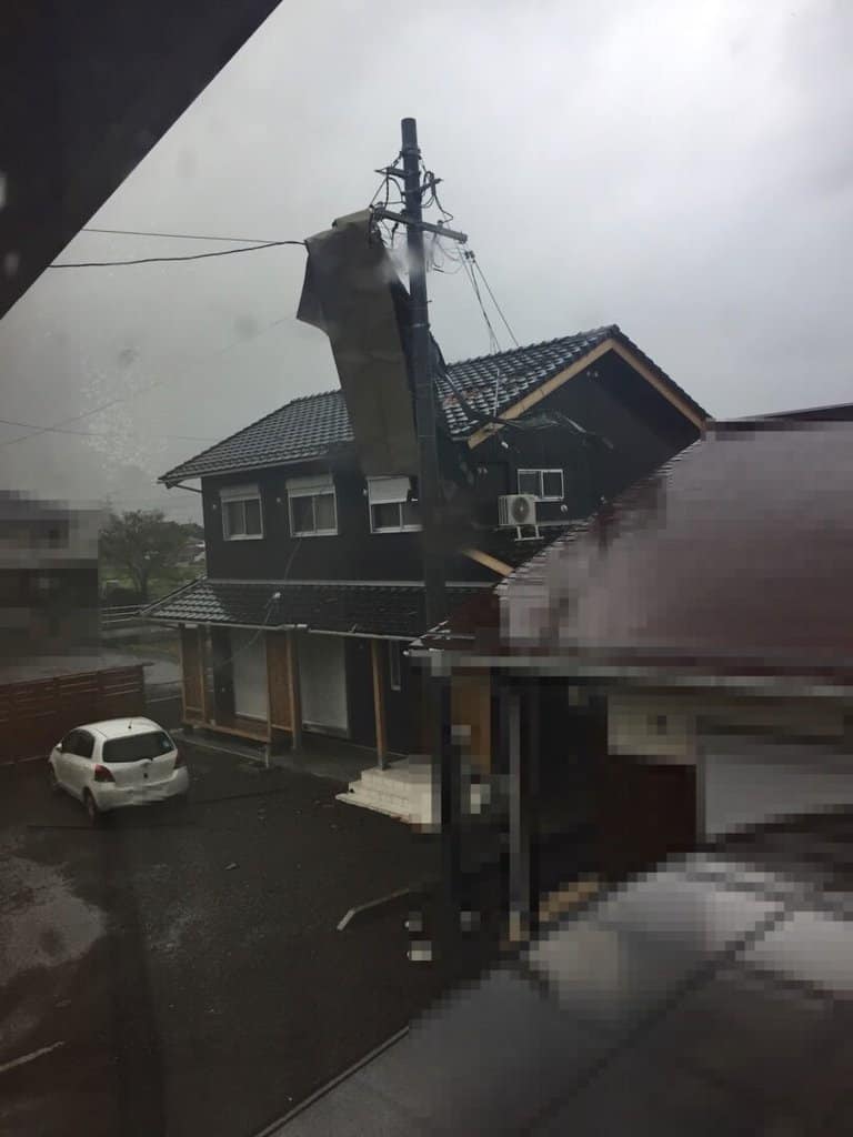 台風で飛んだ屋根が電線に引っかかった