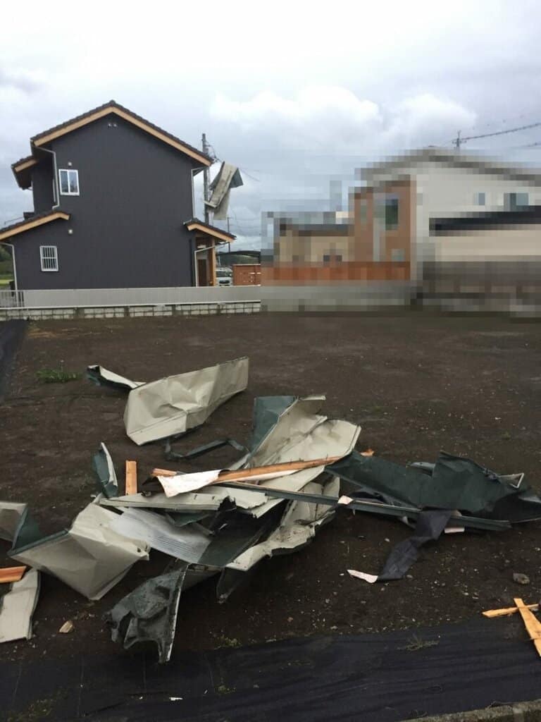 台風で飛んだ屋根が隣の空き地にまで飛んでました